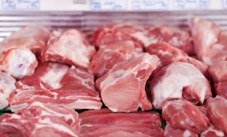 Fitch: Producătorii de carne de porc și vită riscă să fie retrogradați, pe fondul agravării riscurilor climatice