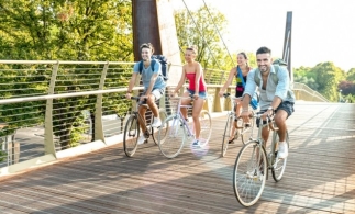 Peste 400 de kilometri de piste de biciclete vor fi amenajate pe digurile administrate de 