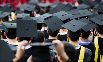 În 2023, 43% din populația UE cu vârsta între 25 și 34 de ani era absolventă de facultate
