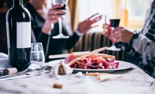 Profitul restaurantelor din România a scăzut anul trecut pentru prima oară de la pandemie, cu 12%