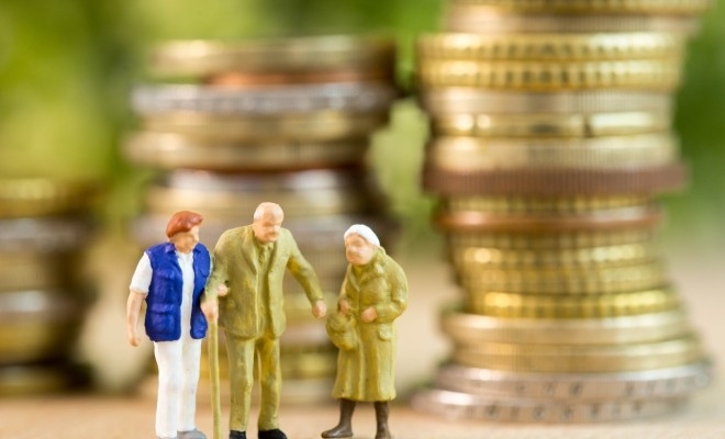 Pensionarii ale căror venituri din pensii nu depășesc 2.574 lei vor primi, în 2025, un sprijin financiar de 800 lei