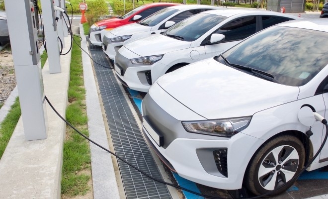 ACEA: Aproape jumătate dintre autoturismele nou înmatriculate în UE sunt electrificate