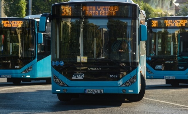 STB: Tramvaie, autobuze și stații de transport public din Capitală, decorate festiv cu ocazia sărbătorilor de iarnă